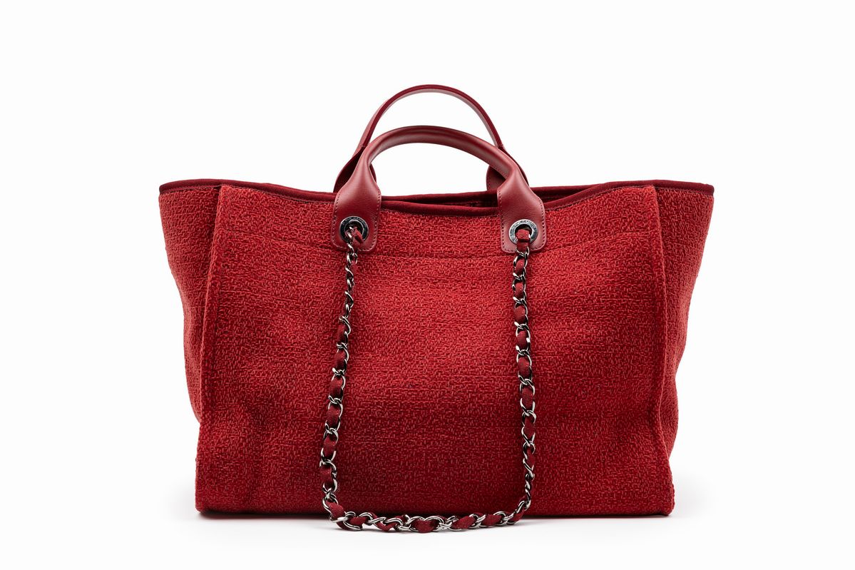 Chanel - Borsa Deauville, Tessuto color amaranto con manici in pelle e tracolla a catena