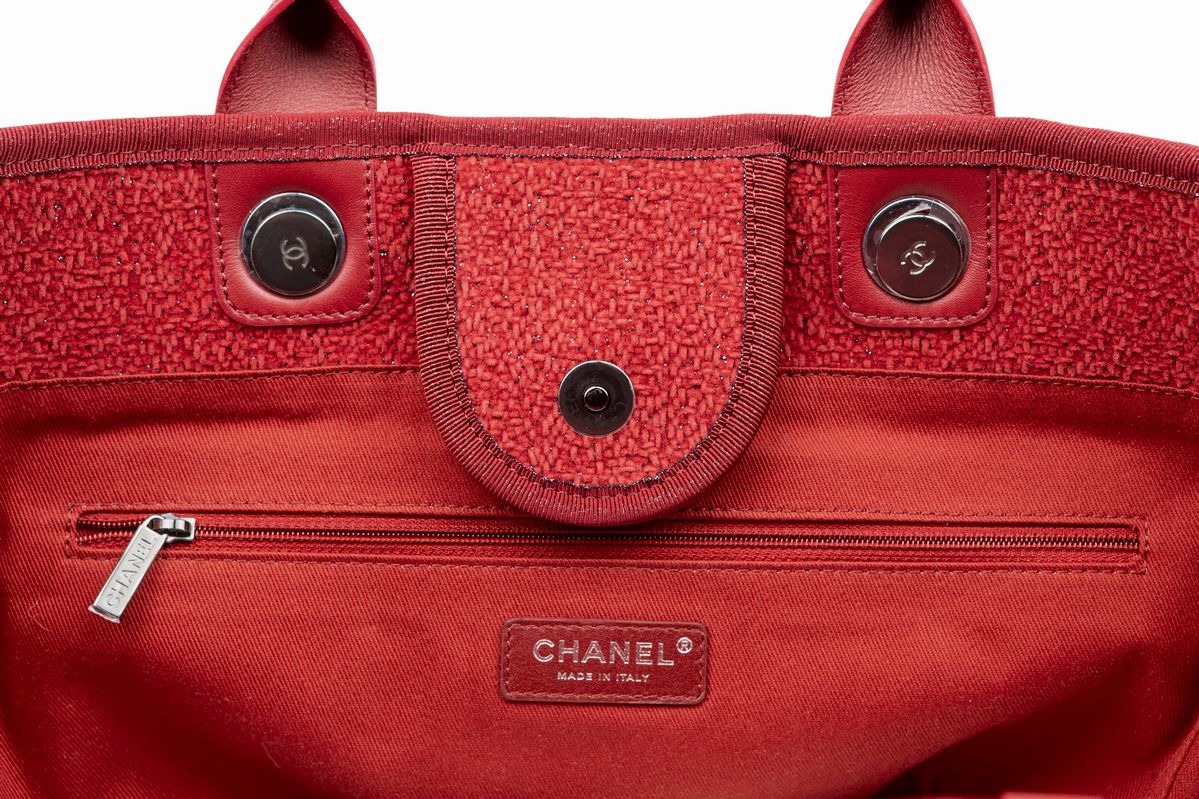 Chanel - Borsa Deauville, Tessuto color amaranto con manici in pelle e tracolla a catena