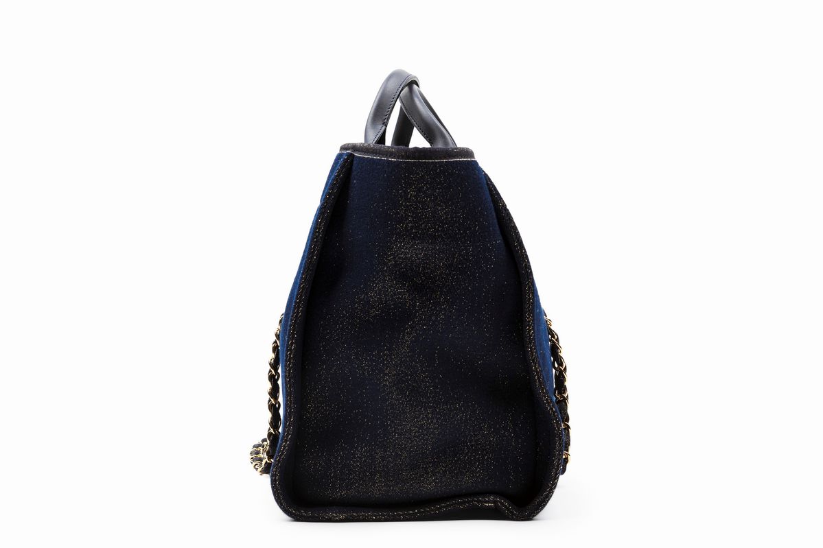 Chanel - Borsa Deauville, tessuto laminato blu scuro e oro, 2019