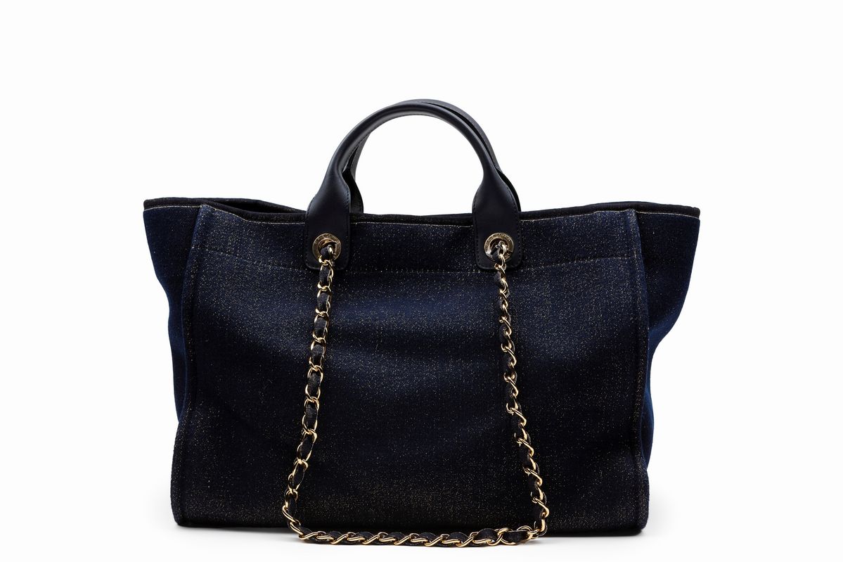 Chanel - Borsa Deauville, tessuto laminato blu scuro e oro, 2019
