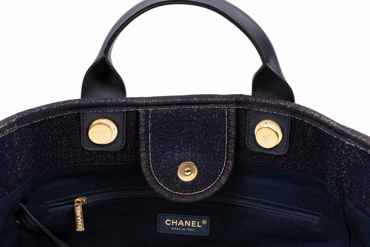 Chanel - Borsa Deauville, tessuto laminato blu scuro e oro, 2019