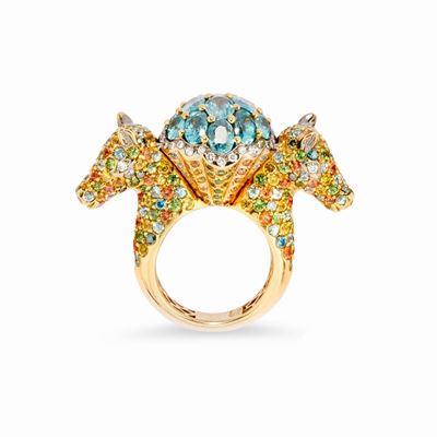 Anello in oro bianco e giallo 18k con diamanti e topazi blu