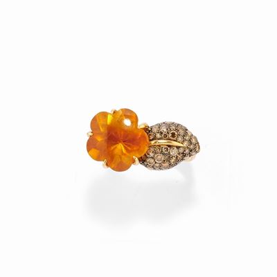 Anello in oro giallo brunito 18k con quarzo orange e diamanti brown