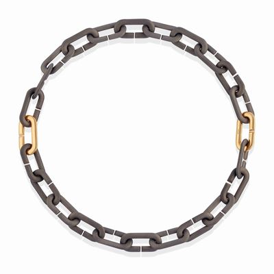 Collana della collezione 'Mon Jeu', in oro giallo 18k e titanio