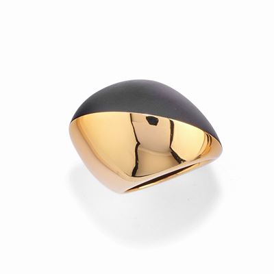 Anello in oro giallo 18k e titanio, collezione 'Trottola'