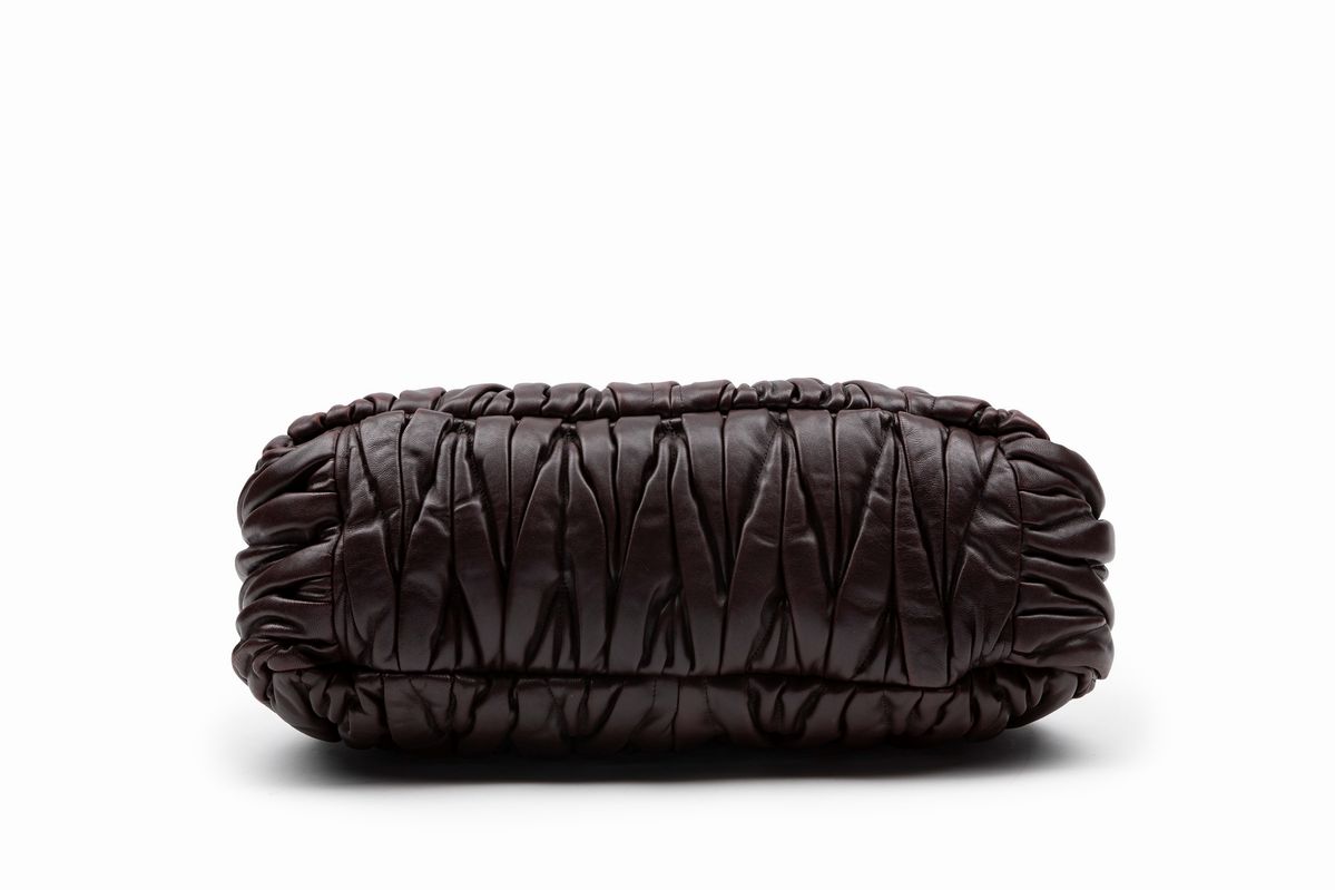 Miu Miu - Borsa Coffer in pelle goffrata matelassé color prugna