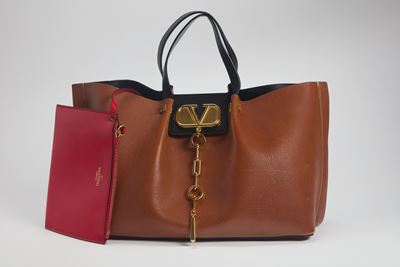 Borsa shopper in cuoio marrone con dettagli in metallo dorato e tracolla staccabile