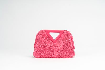 Pochette in rafia color fucsia con manici sagomati e interno in pelle