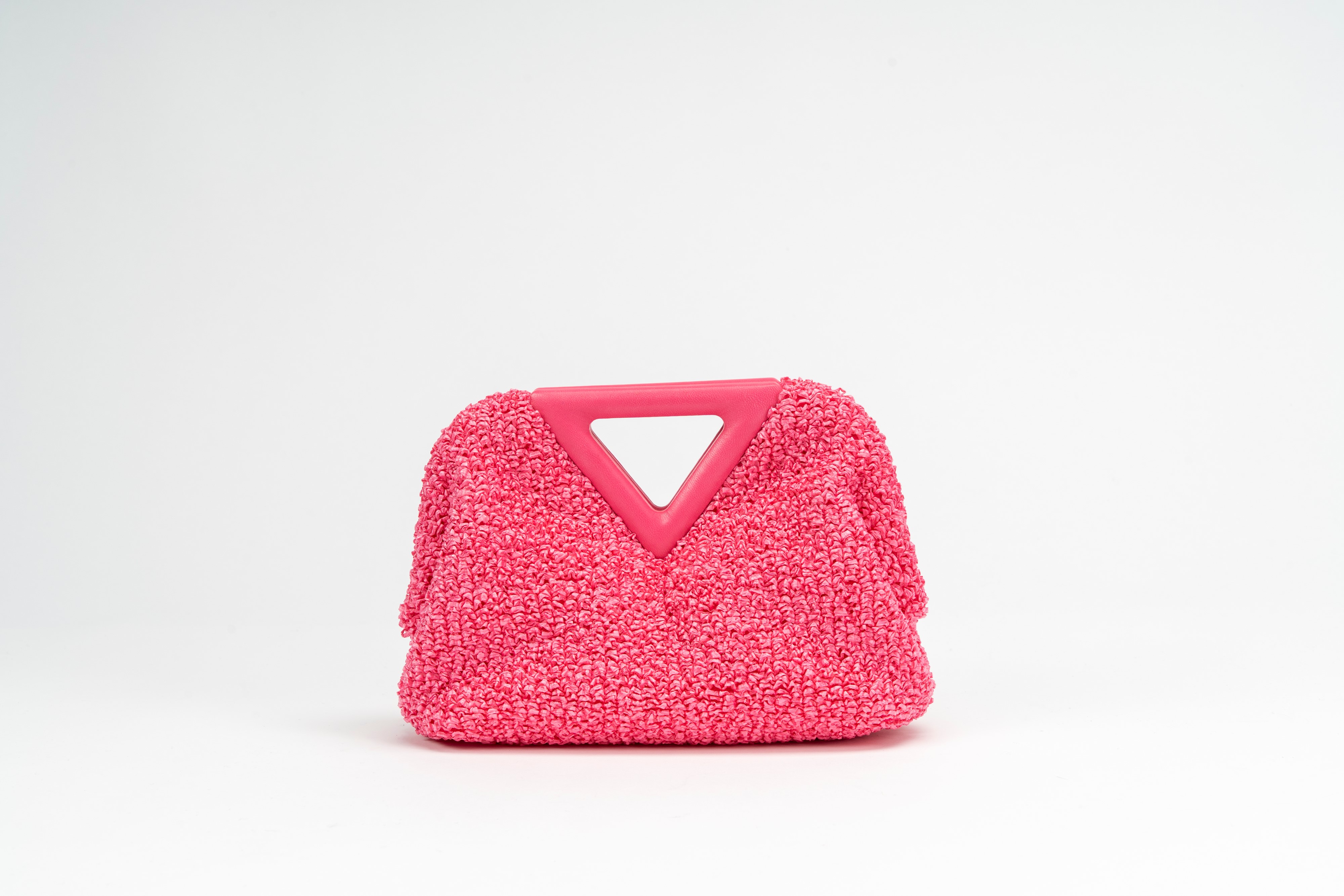 Bottega Veneta - Pochette in rafia color rosa fucsia con manici sagomati