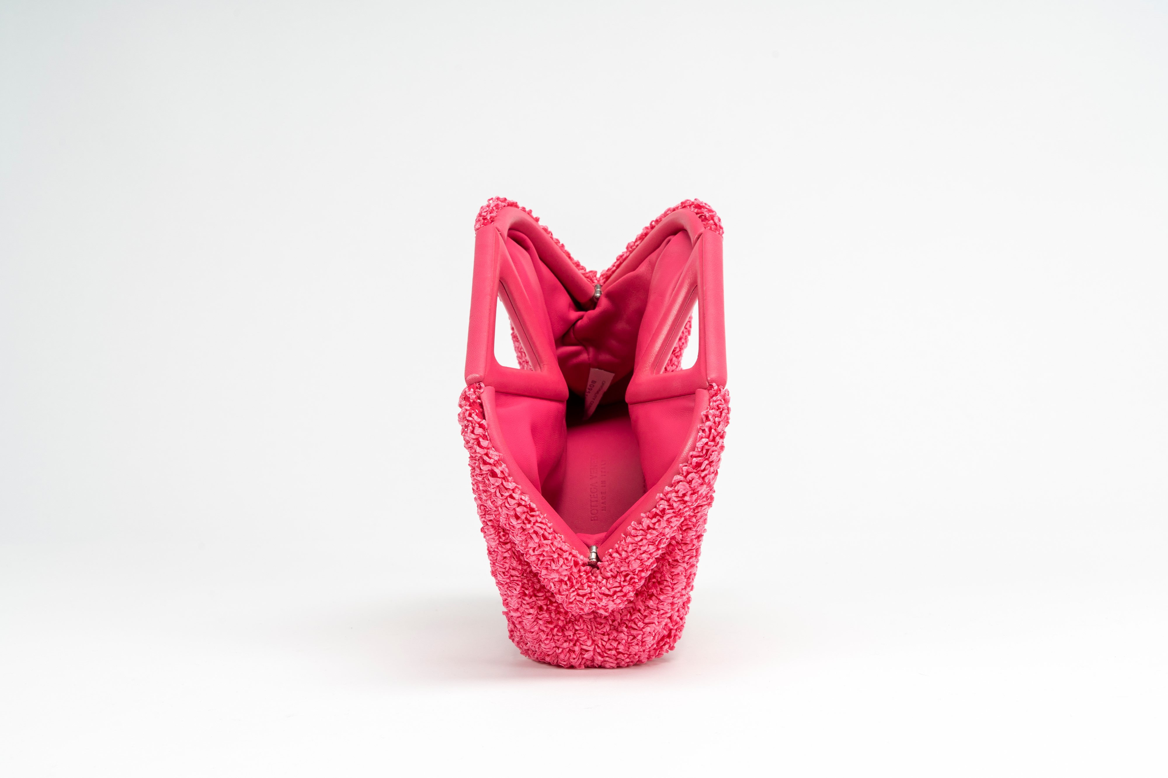 Bottega Veneta - Pochette in rafia color rosa fucsia con manici sagomati