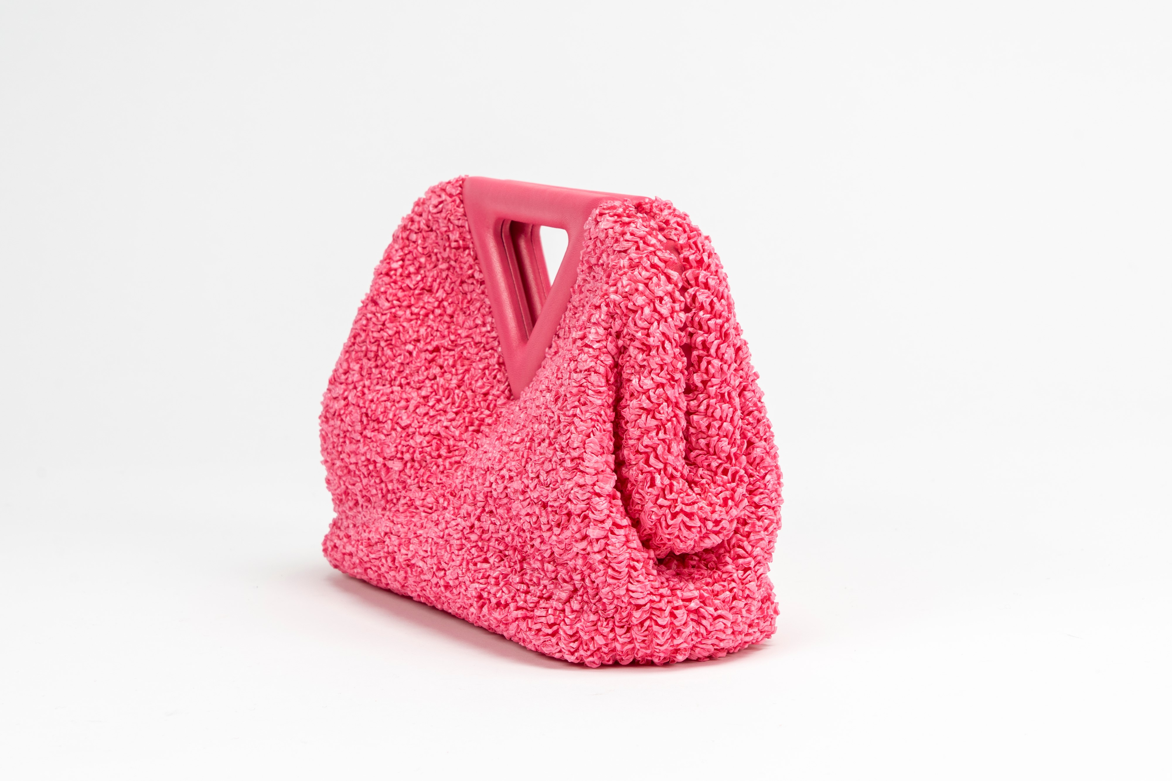 Bottega Veneta - Pochette in rafia color rosa fucsia con manici sagomati