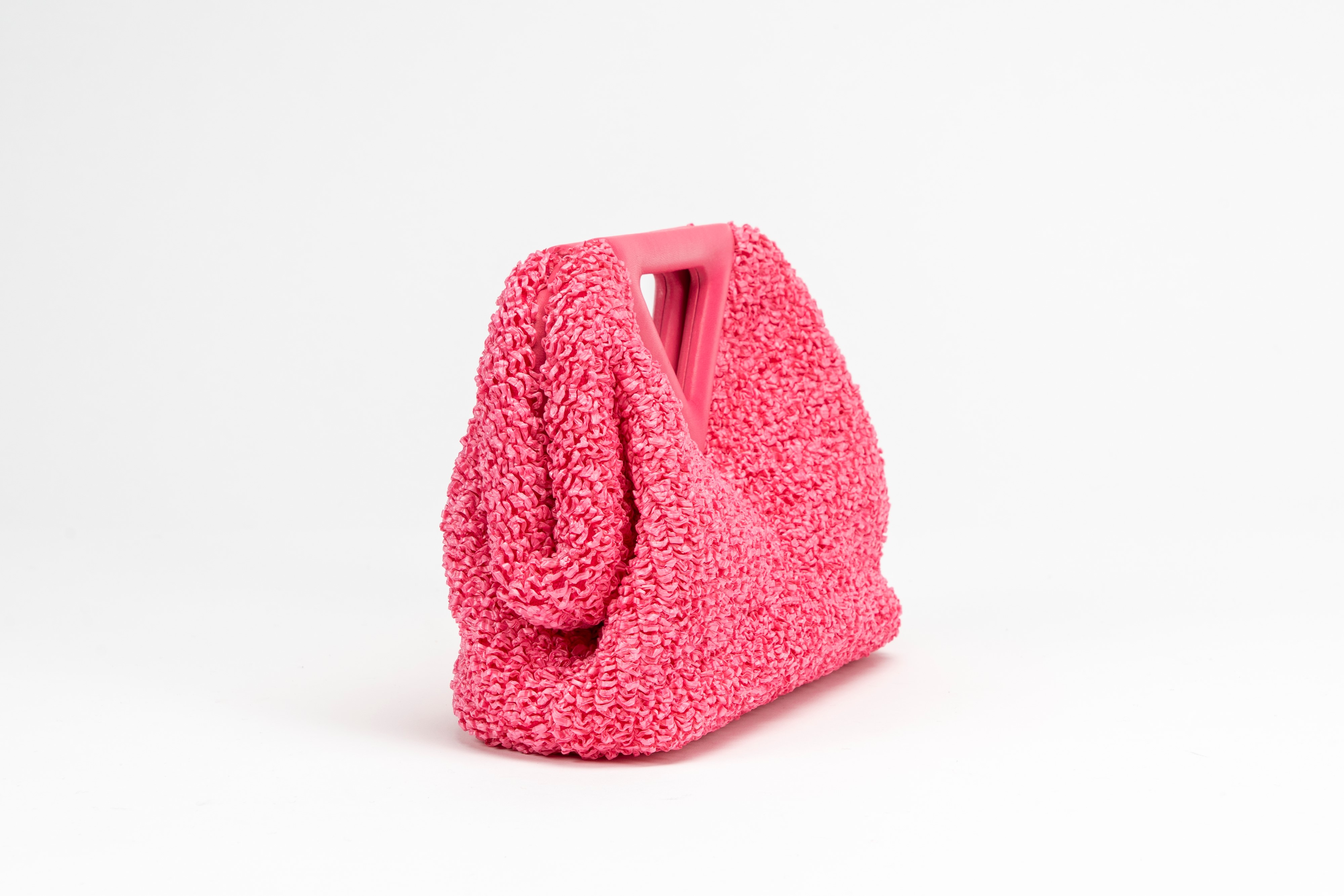 Bottega Veneta - Pochette in rafia color rosa fucsia con manici sagomati