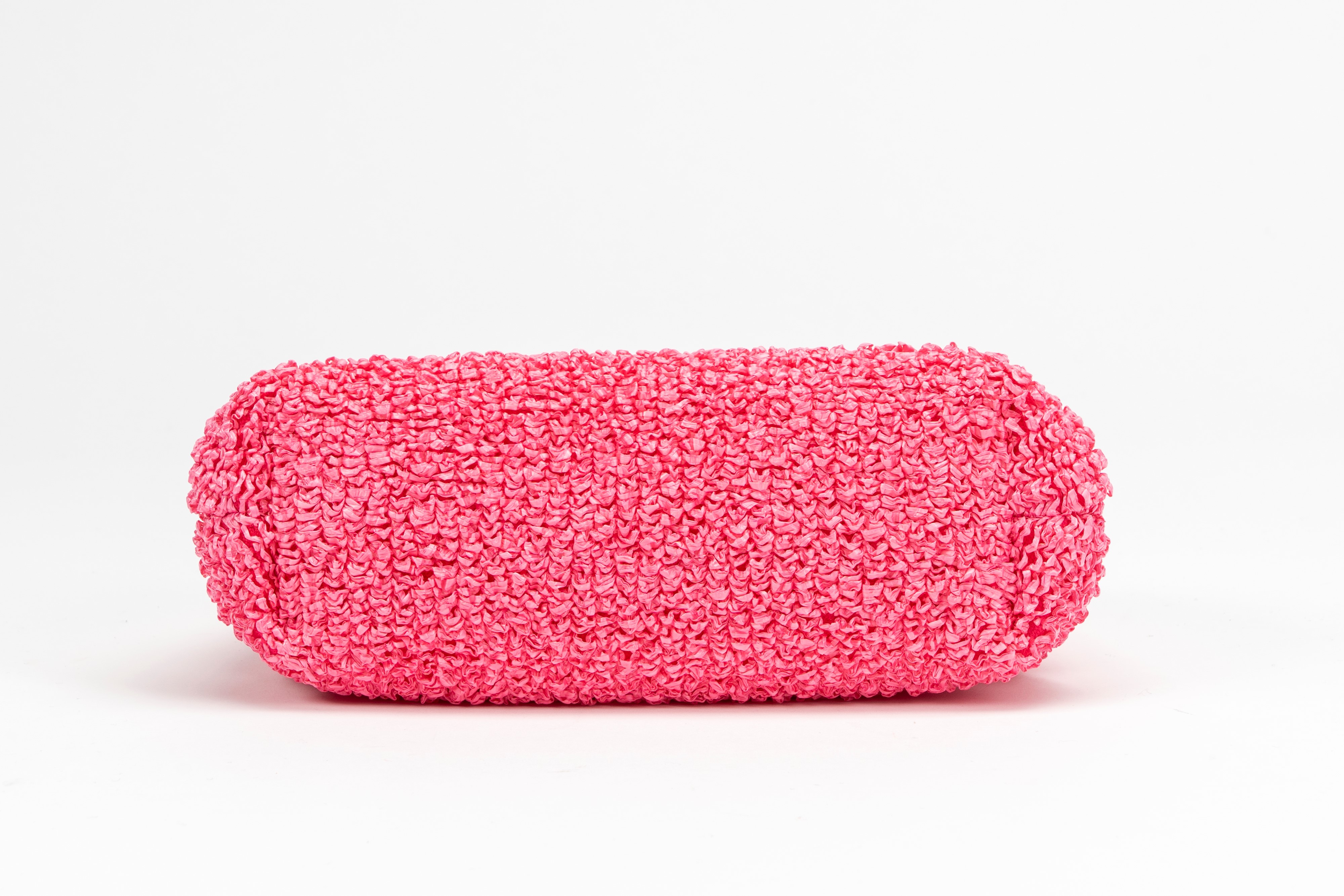 Bottega Veneta - Pochette in rafia color rosa fucsia con manici sagomati
