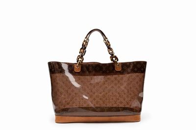 Grande shopper bag in vinile monogrammato color ambra con dettagli in metallo dorato