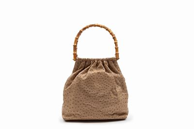Borsa in pelle di struzzo beige con manici in bambù