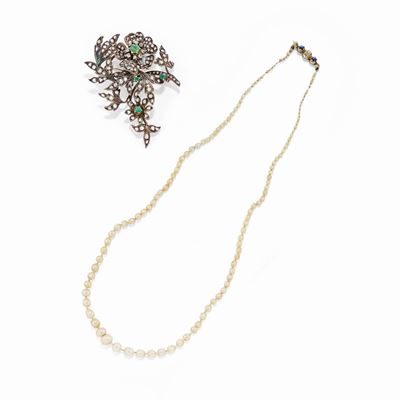 Collana e spilla in argento e oro giallo con perle, diamanti e zaffiri