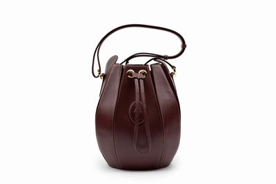 Secchiello in pelle bordeaux con dettagli in metallo dorato