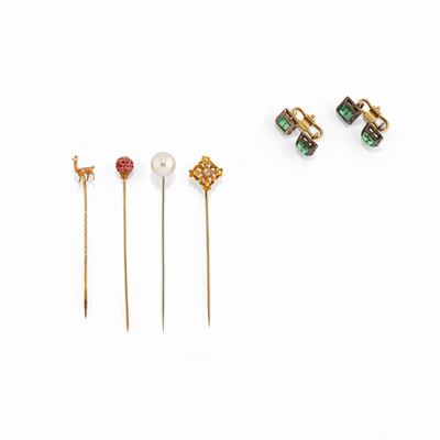 Set di quattro spilloni e coppia di polsini in oro giallo 18k e argento con smeraldi
