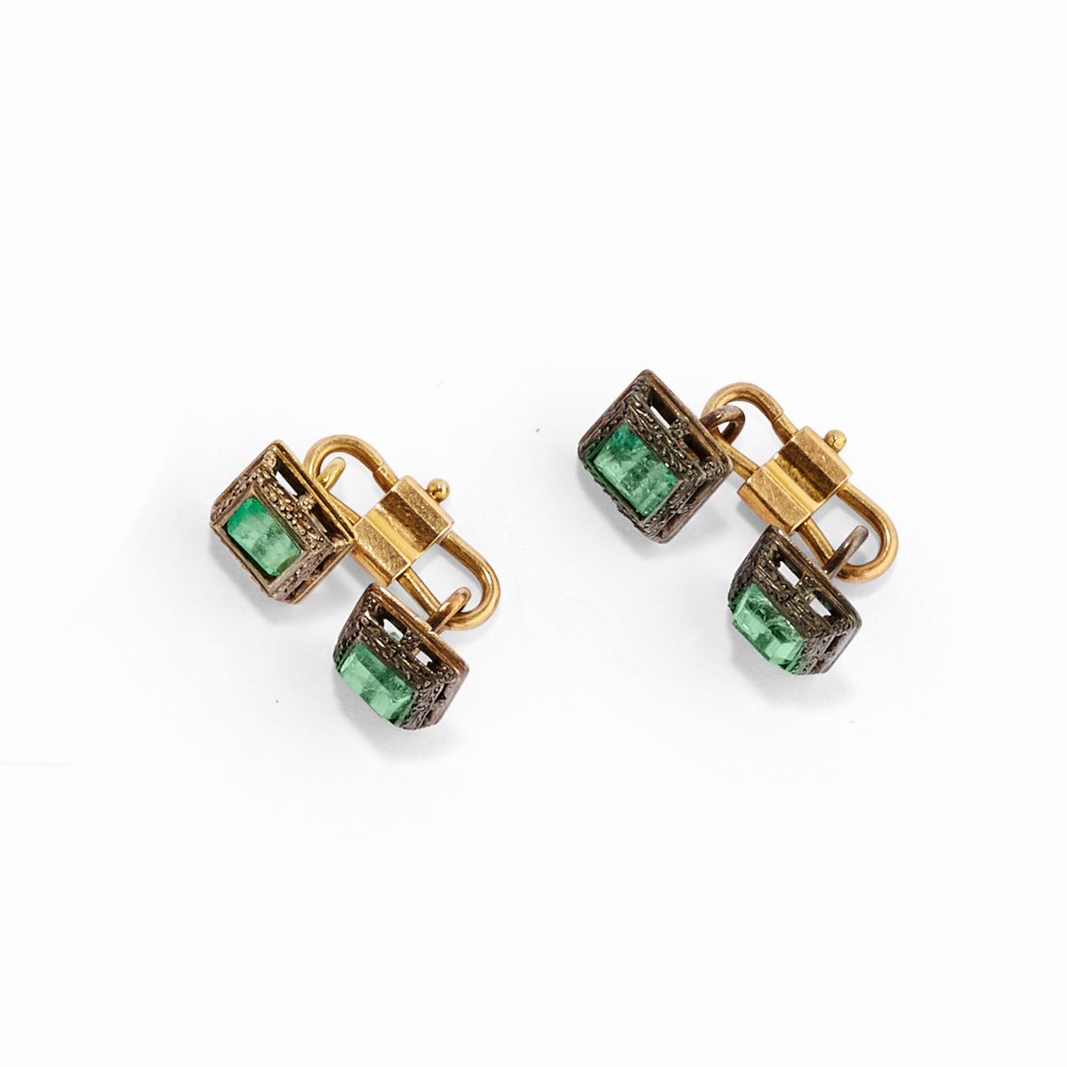 Set di quattro spilloni e coppia di polsini in oro giallo 18k e argento con smeraldi