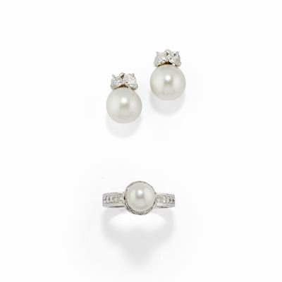 Anello e coppia di orecchini in oro bianco 18k con perle e diamanti