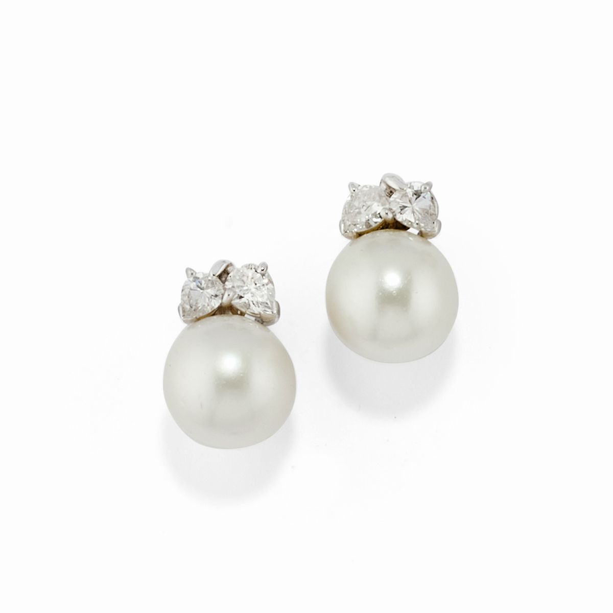 Anello e coppia di orecchini in oro bianco 18k con perle e diamanti