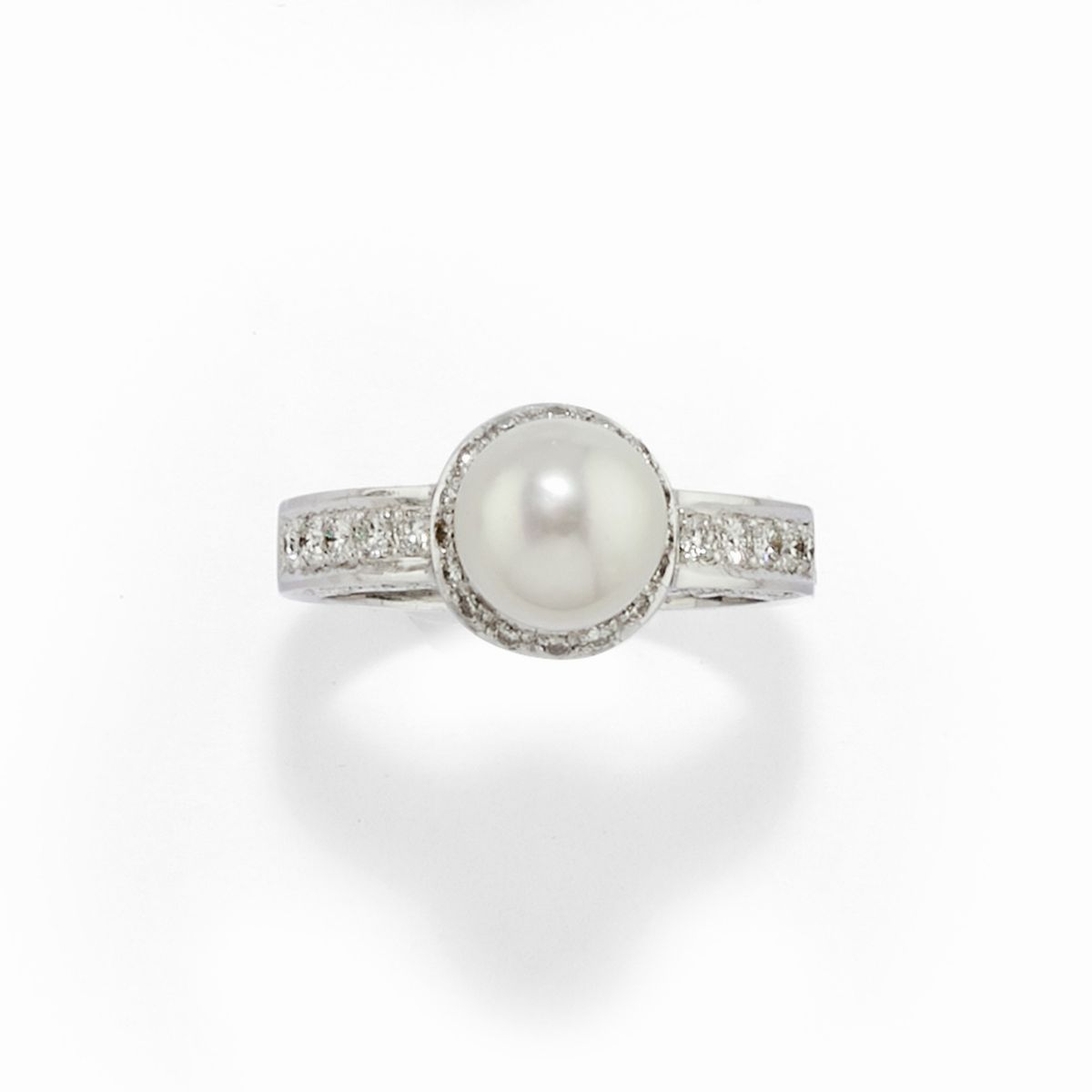 Anello e coppia di orecchini in oro bianco 18k con perle e diamanti