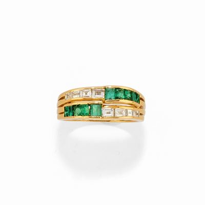 Anello in oro giallo 18k con smeraldi e diamanti