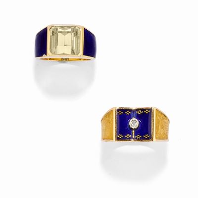 Due anelli in oro giallo 18k con smalto blu, quarzo e diamante