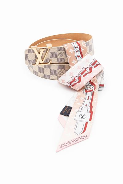 Cintura in tela Damier Azur con fibbia in metallo dorato e twilly in seta multicolore