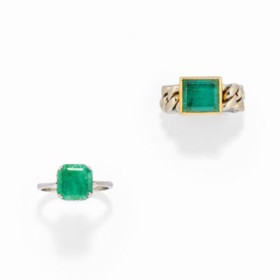 Due anelli in oro bicolore 18k con smeraldi taglio rettangolare