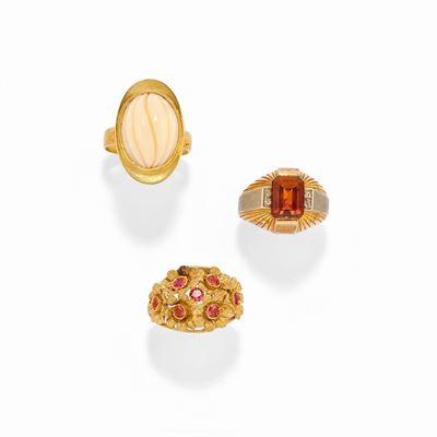 Tre anelli in oro bicolore 18k con pietre dure