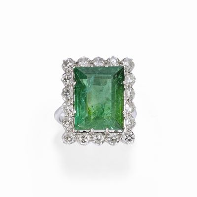 Anello con tormalina verde, oro bianco 18k e diamanti