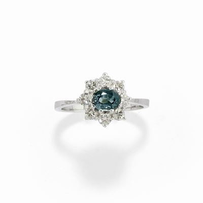 Anello con zaffiro ovale e diamanti, oro bianco 18k