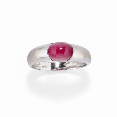Anello in oro bianco 18k con rubino taglio ovale cabochon