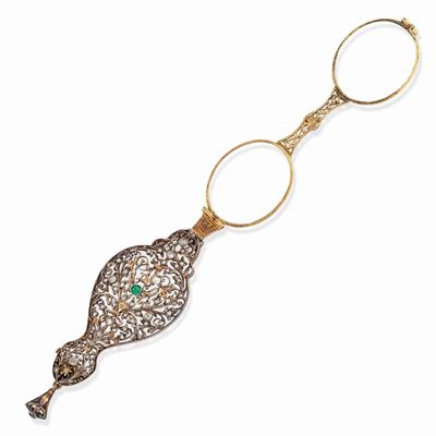 Lorgnette in argento e oro giallo 18k, decorata con diamanti e smeraldo, inizio XX secolo