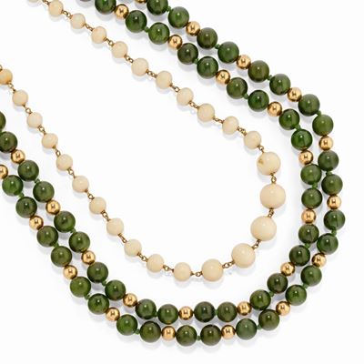 Due collane in oro giallo 18k con pietre dure: corallo bianco e giada nefrite