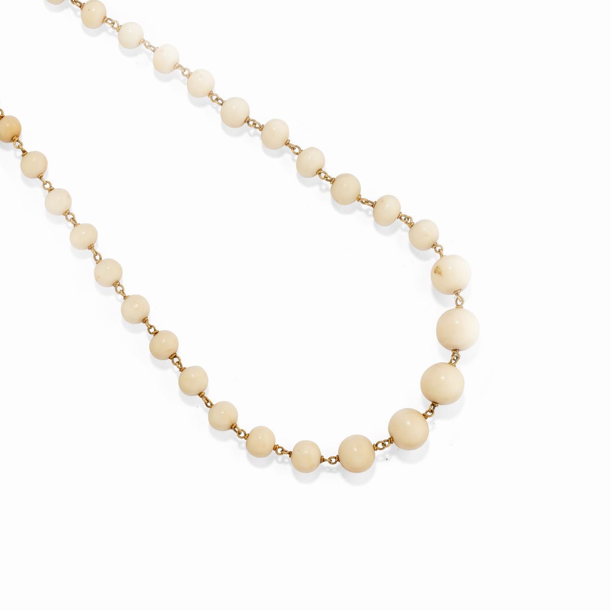 Due collane in oro giallo 18k con pietre dure: corallo bianco e giada nefrite