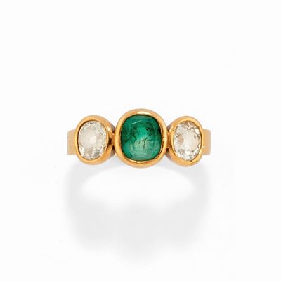 Anello con smeraldo taglio cuscino e diamanti, oro giallo 18k