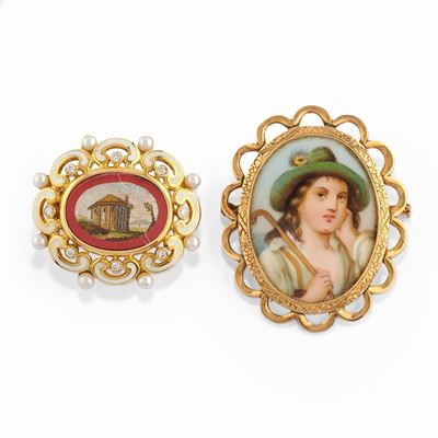 Due spille in oro giallo 18k con micro mosaico e dipinto