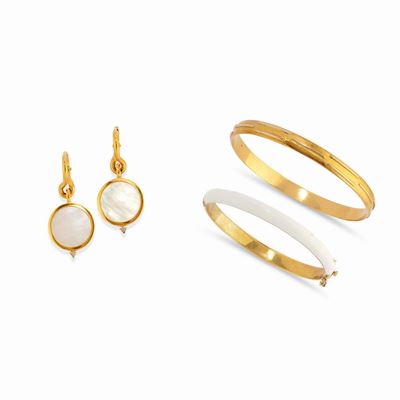 Bracciali e orecchini in oro giallo 18k con decorazioni in smalto e madreperla