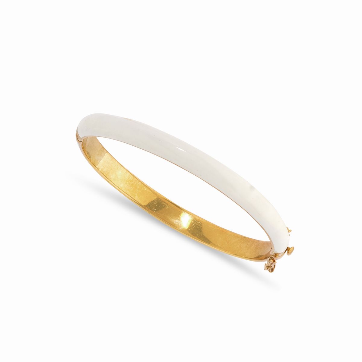 Bracciali e orecchini in oro giallo 18k con decorazioni in smalto e madreperla