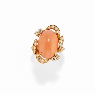 Anello in oro giallo 18k con corallo ovale cabochon e diamanti