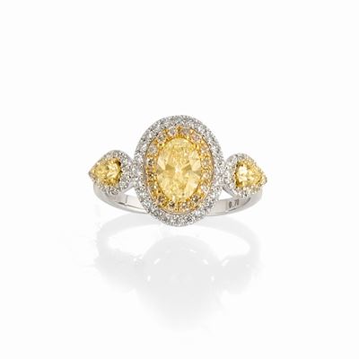 Anello con diamante fancy yellow ovale di ct 0,70, in oro bicolore 18k