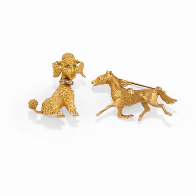 Due spille in oro giallo 18k con decorazioni a diamanti e smeraldi