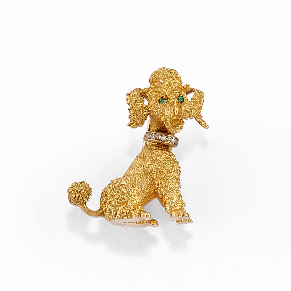 Due spille in oro giallo 18k con decorazioni a diamanti e smeraldi