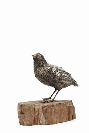 Scultura raffigurante pennuto su supporto minerale