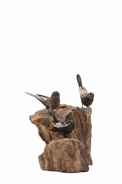 Scultura Raffigurante Tre Passeri su Supporto Minerale