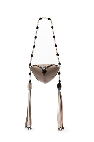Borsa in pelle color tortora con tracolla e dettagli in vetro