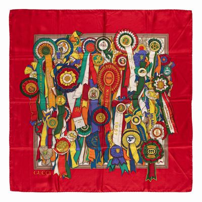 Foulard in tessuto con motivi di coccarde e fondo rosso