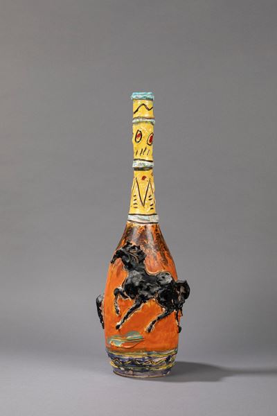 Bottiglia in ceramica decorata con cavallo